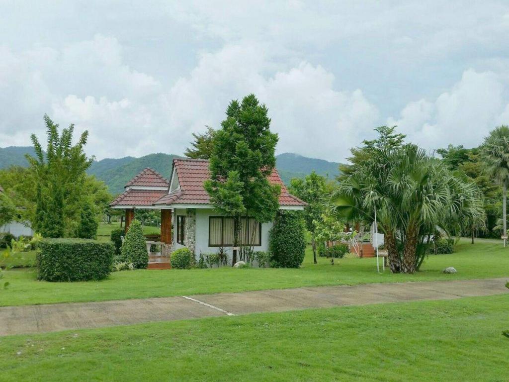 Tanaosri & Creekside Resort Suan Phueng Exterior photo